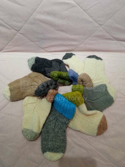 Rankomis pagamintos Latvijos minkštos megztos kūdikių kojinės