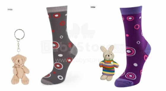 SOXO Baby dovanų rinkinys 3102 dovanų rinkinys 0-12m. Stilingos vaikiškos medvilninės kojinės + žaislinis pakabukas