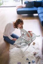 Momi Bouncer Glossy Lama Art.BULE00005  Стильный детский шезлонг с музыкой и вибрацией