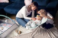 Momi Bouncer Glossy Bear Art.131975  Стильный детский шезлонг с музыкой и вибрацией