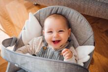 Momi Bouncer Tuli  Art.BULE00021 Wings Grey   Стильный детский шезлонг с музыкой и вибрацией