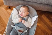 Momi Bouncer Tuli  Art.BULE00021 Wings Grey   Стильный детский шезлонг с музыкой и вибрацией