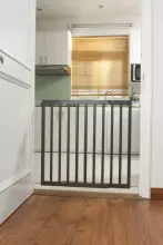 Geuther Door & Stair Safety Gate Modilok Art.2700_GU Durvju un kāpņu drošības vārti  koka ailēm 63–103,5 cm