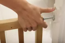 Geuther Door & Stair Safety Gate Modilok Art.2700_GU Durvju un kāpņu drošības vārti  koka ailēm 63–103,5 cm