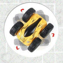 360 grādos rotējoša tālvadības automašīna, dzeltena