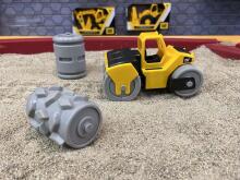 CAT smilšu rotaļlietu komplekts Mini Crew Road Roller, 83375