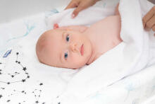 Crepe hooded bath towel – white