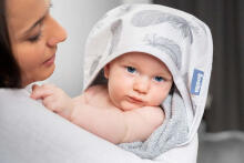 Crepe hooded bath towel – white
