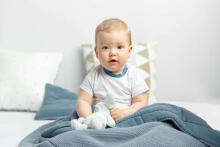 Knitted cot set with muslin - blue