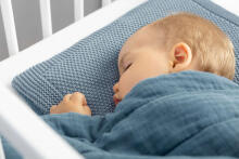 Knitted cot set with muslin - blue