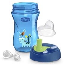 070046 A non-spill cup with a straw 12m + boy