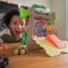 MONSTER JAM MINI JAMS launch track with a vehicle Dungeon of Doom, 6069758
