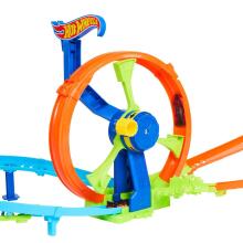 Hot Wheels® kiirendusega võistlusrada