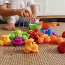 WOOPIE Montessori izglītojošā spēle Krāsu šķirošanas transportlīdzekļi 44 gab.