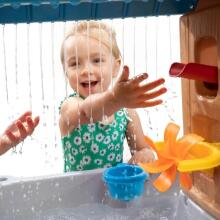 Step2 Water Table with Rain Shower, Bucket and Funnel + Animals