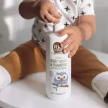 Pure Beginnings Kids Baby Wash Art.251278 bezziepju ādas mitrinošs, nomierinošs un atjaunojošs ķermeņa un matu mazgāšanas līdzeklis ar nomierinošu meža aromātu, 250 ml