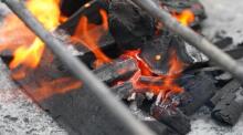Natural Hardwood Charcoal Art.279740 Premium kvalitātes koksnes kokogles  — ideāli grilam un BBQ,2 kg