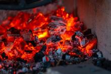 Natural Hardwood Charcoal Art.279932 Premium kvalitātes koksnes kokogles  — ideāli grilam un BBQ,4 kg