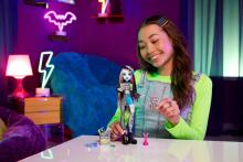 Monster High Frankie Stein lelle – džinsu stila tērps ar Watzie un aksesuāriem