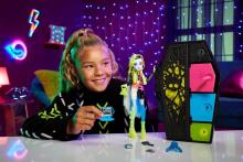 Monster High Skulltimate Secrets – Фрэнки Штейн Neon Frights с светящимися аксессуарами