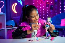 Monster High Lagoona Blue lelle – skolas stils ar kapuci un velosipēda šortiem
