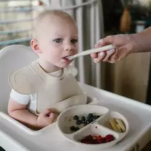 BabyOno Art.1482/04 Silikona šķīvis  beige + elastīgas karotes 1066 DĀVANĀ!