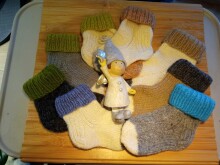 Rankomis pagamintos Latvijos minkštos megztos kūdikių kojinės