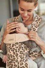 „Babybjorn Baby Carrier Mini Cotton Art.021075“ smėlio spalvos „Leopard“ kengūros krepšys aktyviems tėvams ilgiems žygiams nuo 3,5 iki 11 kg