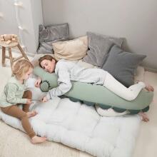 Done by Deer Comfy body pillow Croco Green