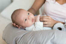 La Bebe™ Snug Cotton Nursing Maternity Pillow Art.8214 Pearl Dark Grey Satin Подковка для сна, кормления малыша 20x70 cm