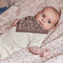La bebe™ Bandana Bib Art.029-867-66027 Meadow Chestnut
