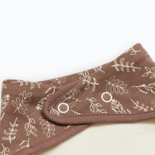 La bebe™ Bandana Bib Art.029-867-66027 Meadow Chestnut