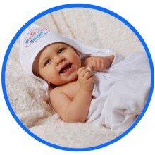Pakuotėje kūdikių rankšluostis „Prima“ su gobtuvu ir medvilnine kempine