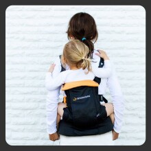 „Minimonkey Dinamic“ kūdikių nešiojimo juoda ir oranžinė vaikiška kengūros krepšys (0-18 kg)