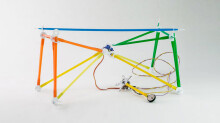 „Strawbees Quirkbot Robotic Art.9021W“ konstruktorius iš plastikinių trimitų, 400 vnt
